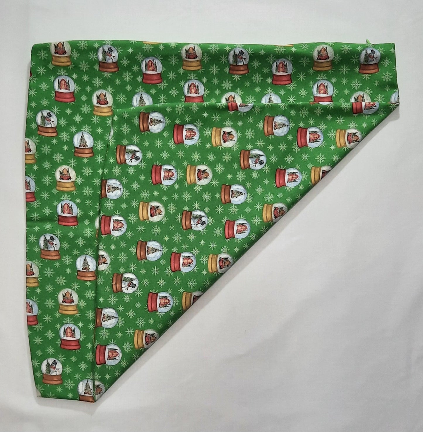 Christmas snow globes with green background. Size: 18"x18"